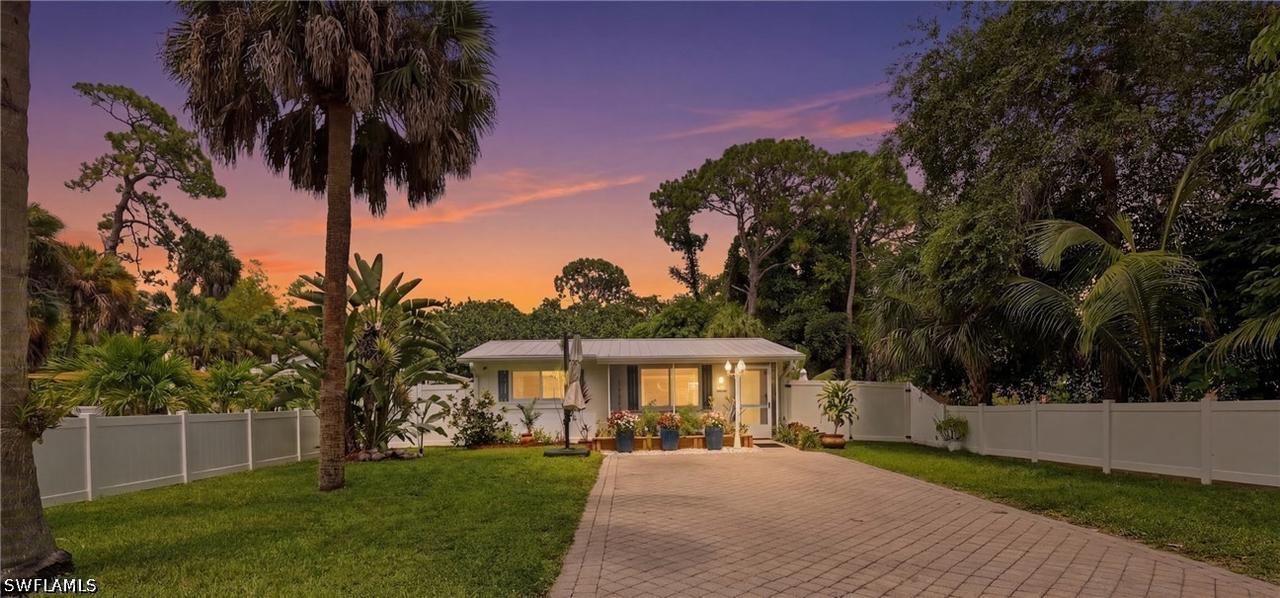 1447 Shadowlawn Dr., Naples, FL 34104
