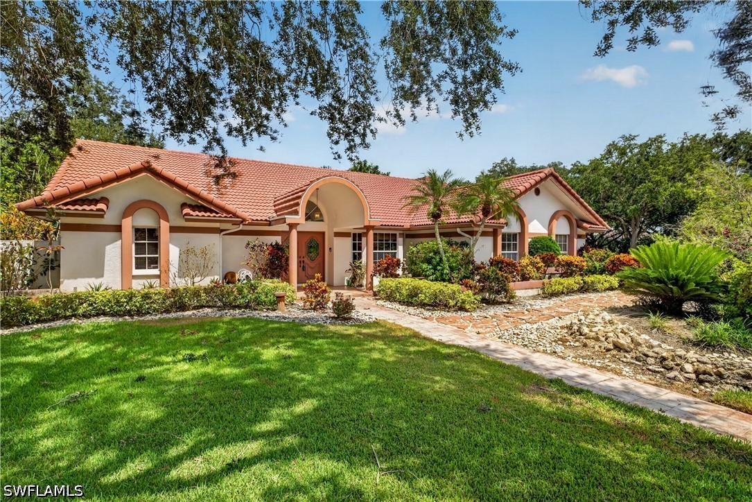 240 Stonegate Ct., Naples, FL 34119