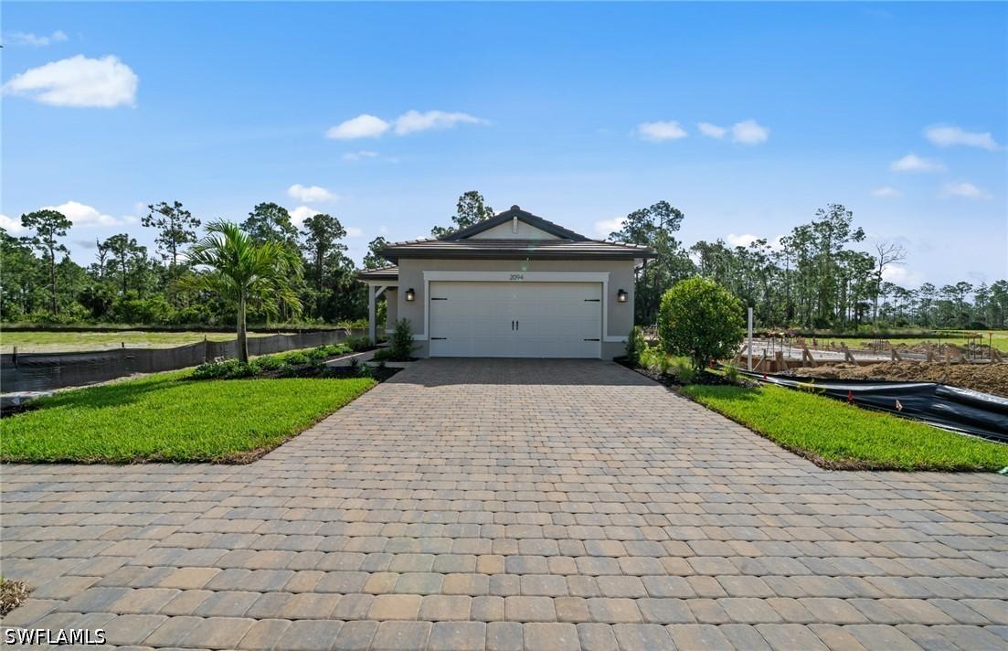 2094 Seville Ln., Naples, FL 34120