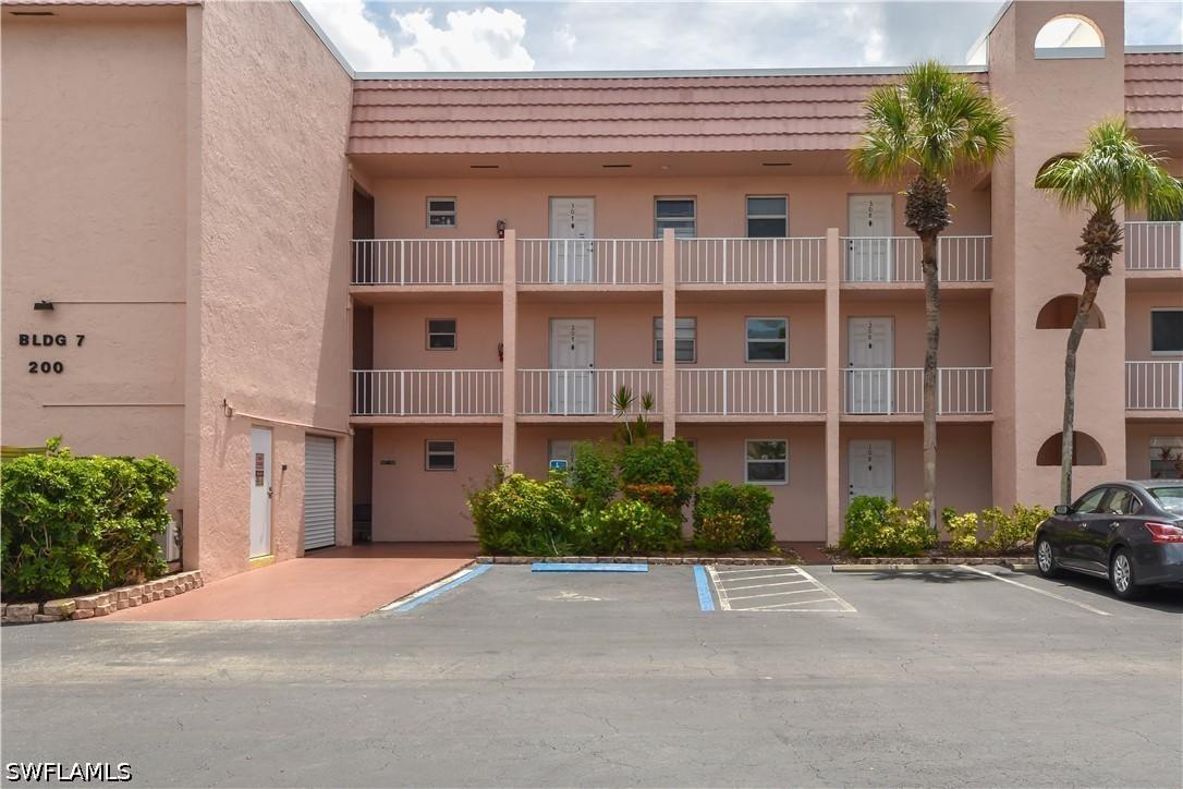 200 Turtle Lake Ct. #108, Naples, FL 34105