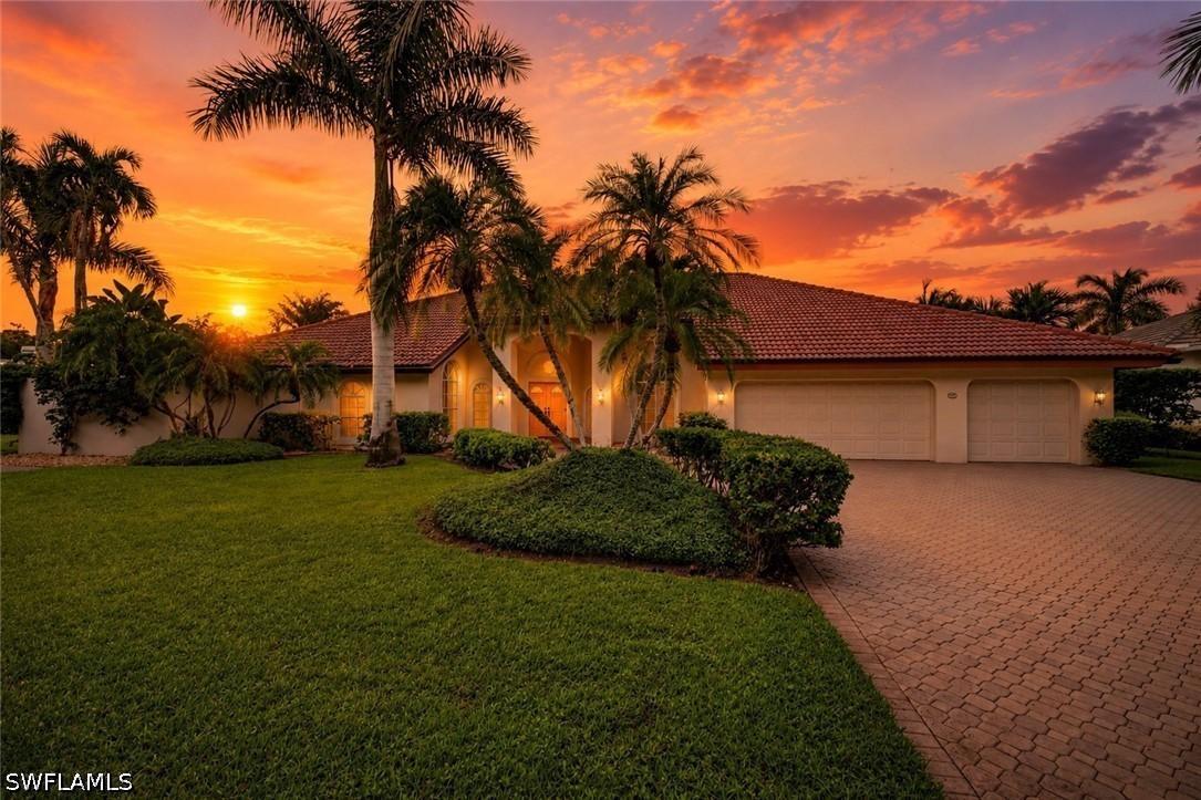 700 Hollybriar Ln., Naples, FL 34108