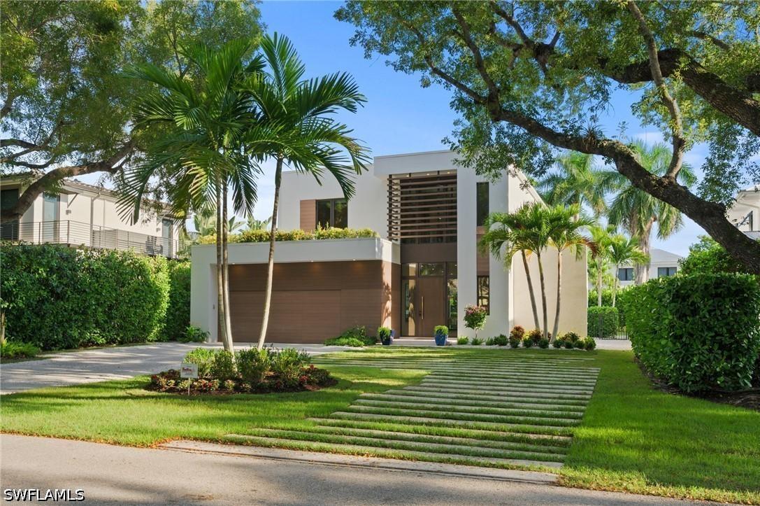 376 1st Ave., Naples, FL 34102