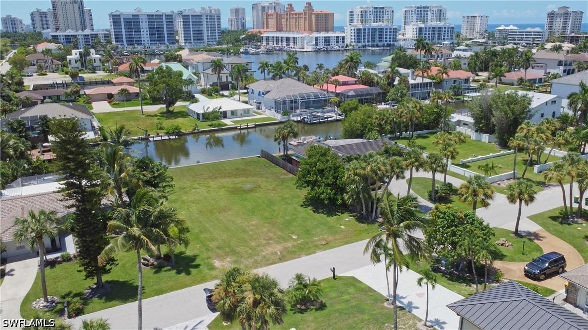 476 Pine Ave., Naples, FL 34108
