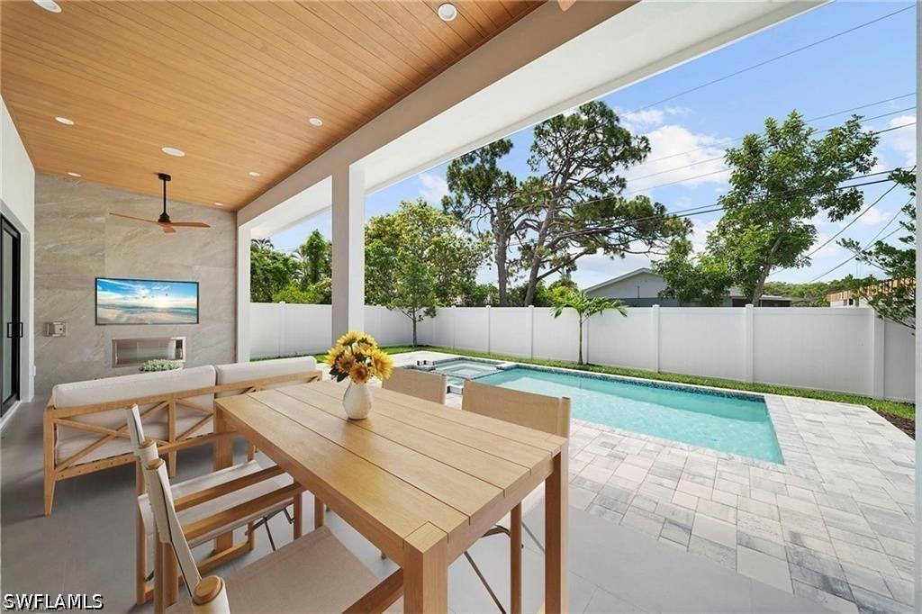 638 93rd Ave., Naples, FL 34108