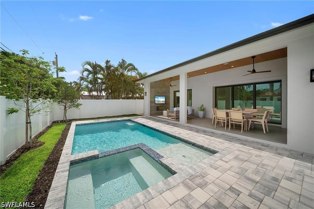 658 93rd Ave., Naples, FL 34108