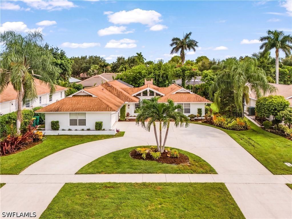2472 Pine Woods Cir. #17, Naples, FL 34105