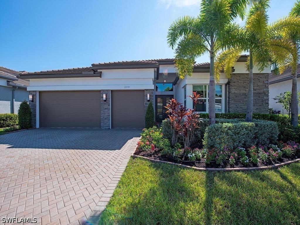 12058 Mimosa St., Naples, FL 34120