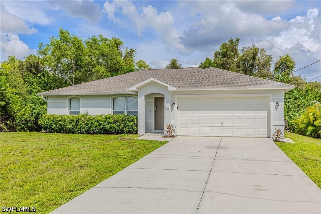 725 Kari Cir., Lehigh Acres, FL 33974