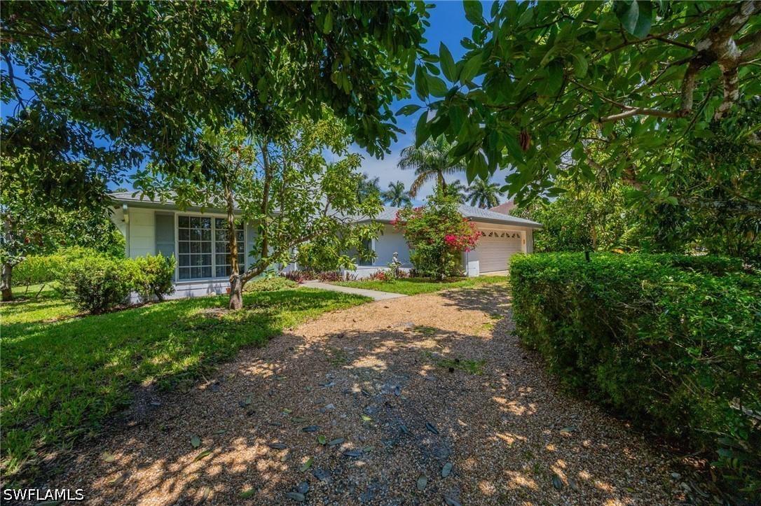 635 Wedge Dr., Naples, FL 34103