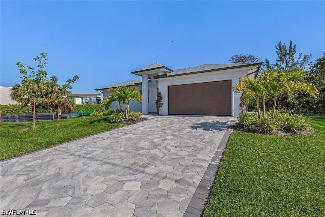 2499 Pine St., Naples, FL 34112