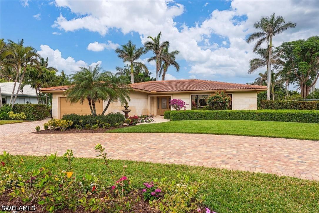 717 Park Shore Dr., Naples, FL 34103