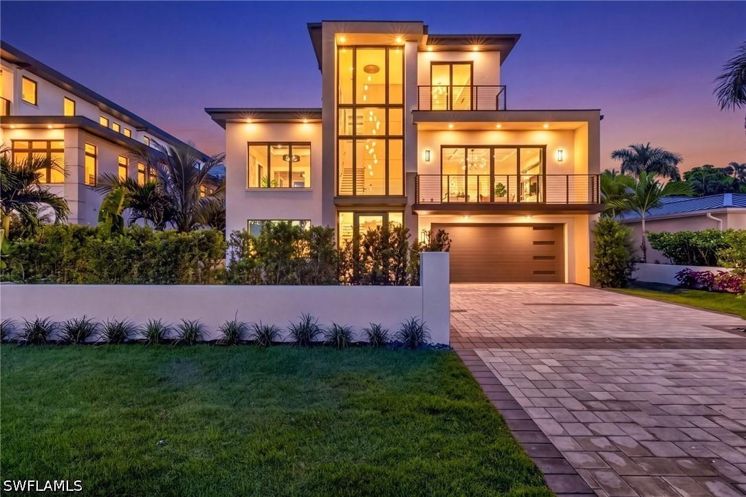 1085 Sandpiper St., Naples, FL 34102