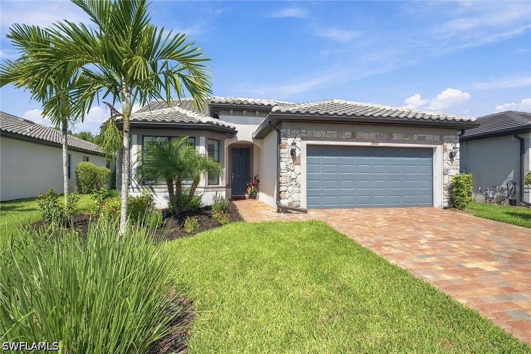 6825 Greenbriar Ct., Naples, FL 34114