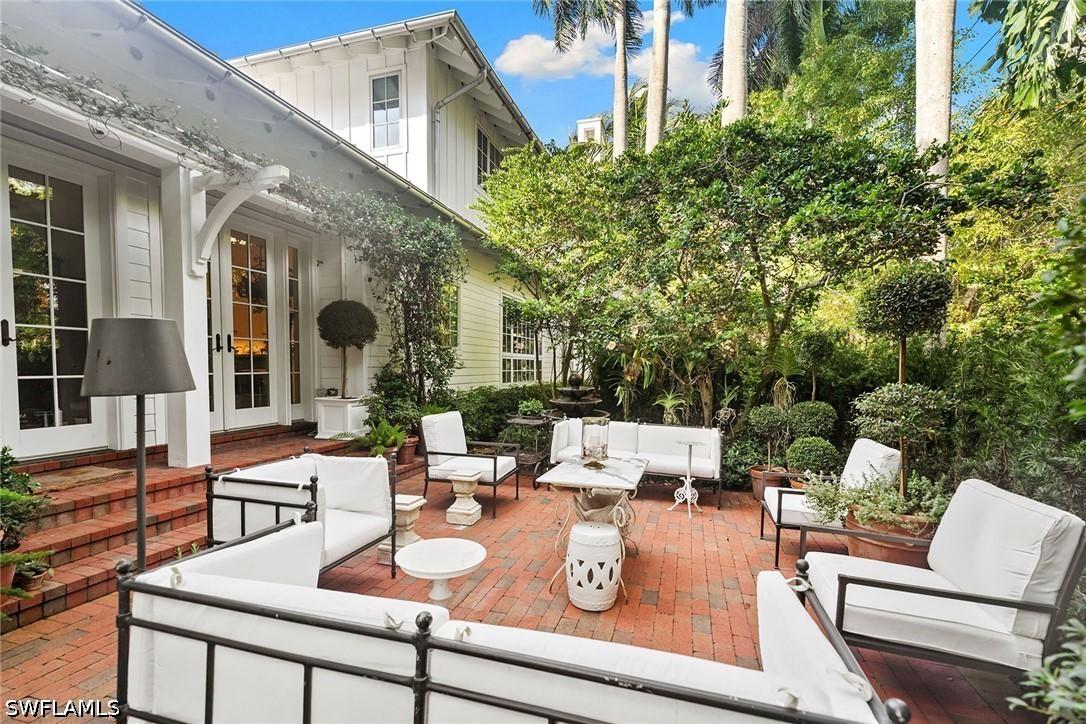 1800 Gordon Dr., Naples, FL 34102