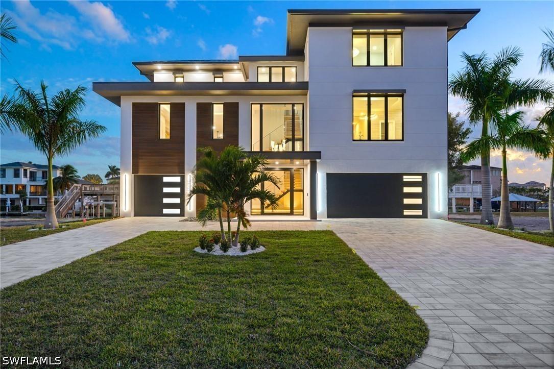 256 Trade Winds Ave., Naples, FL 34108