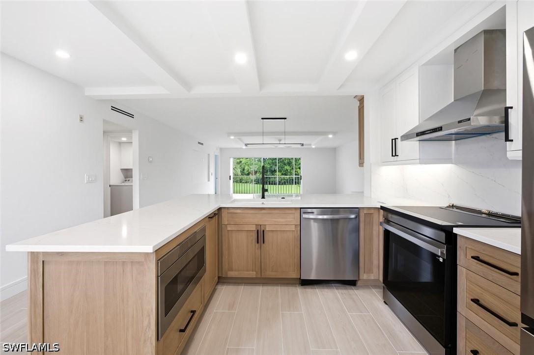 6985 Dennis Cir. #204, Naples, FL 34104