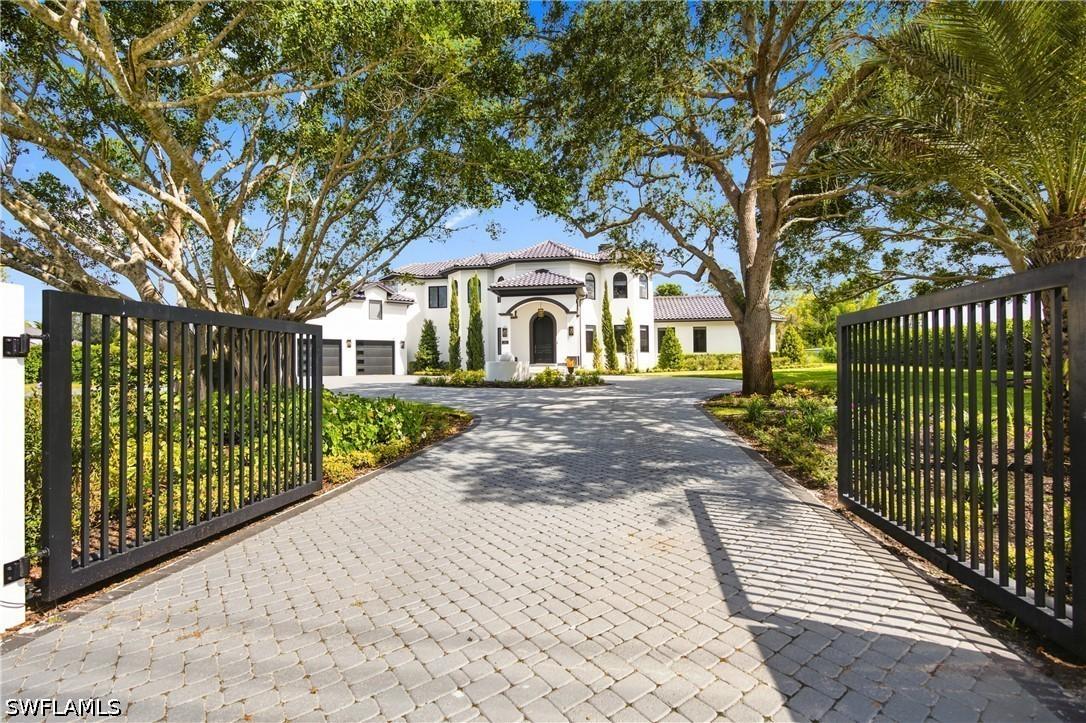 540 Ridge Dr., Naples, FL 34108