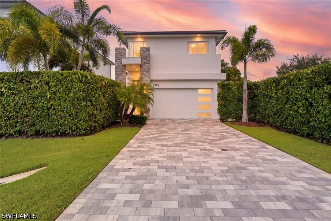 591 93rd Ave., Naples, FL 34108