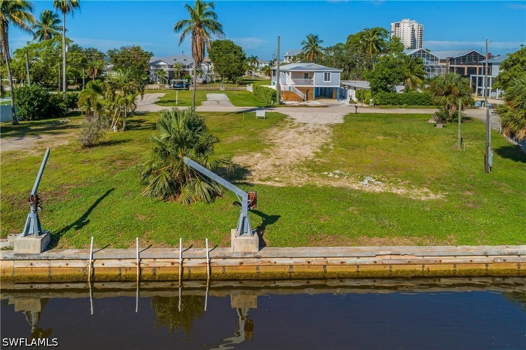 24524 Dolphin St., Bonita Springs, FL 34134