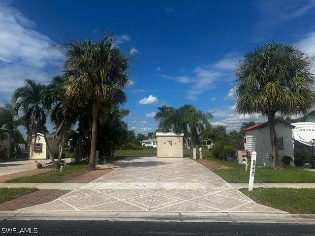 1647 Diamond Lake Cir., Naples, FL 34114