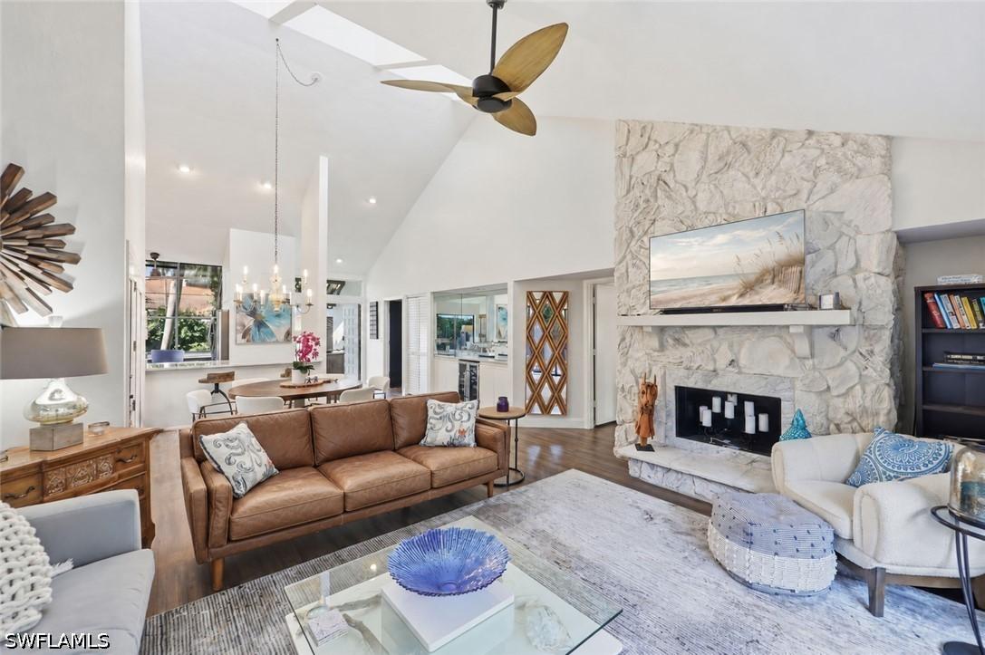 556 Bay Villas Ln., Naples, FL 34108