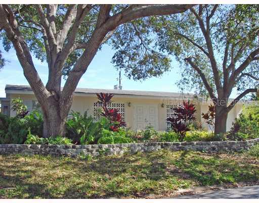 2833 Suncrest Dr., Sarasota, FL 34239