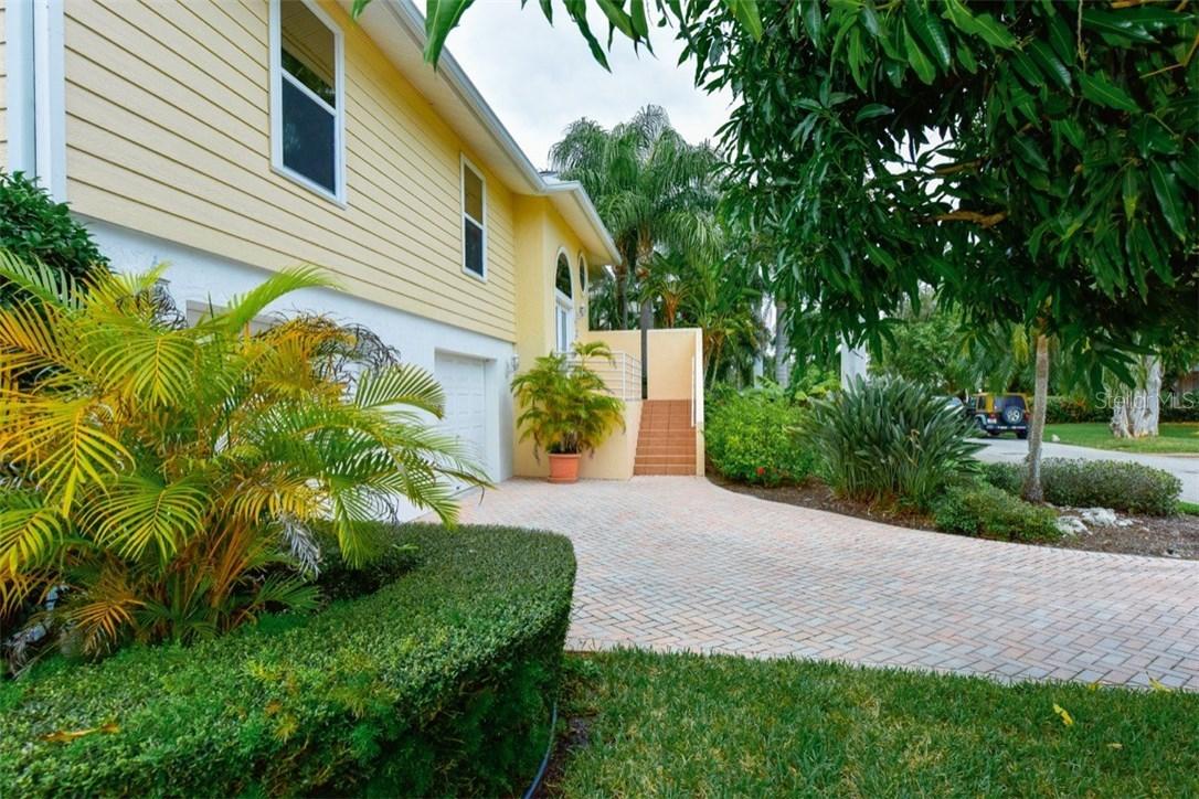 695 Marbury Ln., Longboat Key, FL 34228