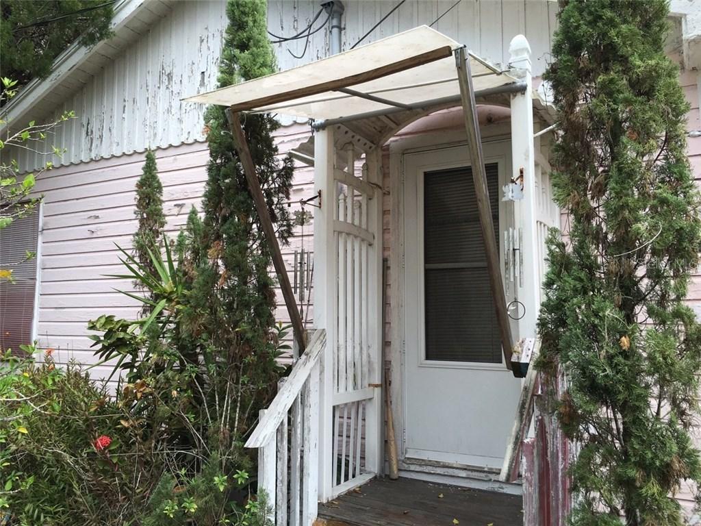 1677 Devonshire Ln., Sarasota, FL 34236