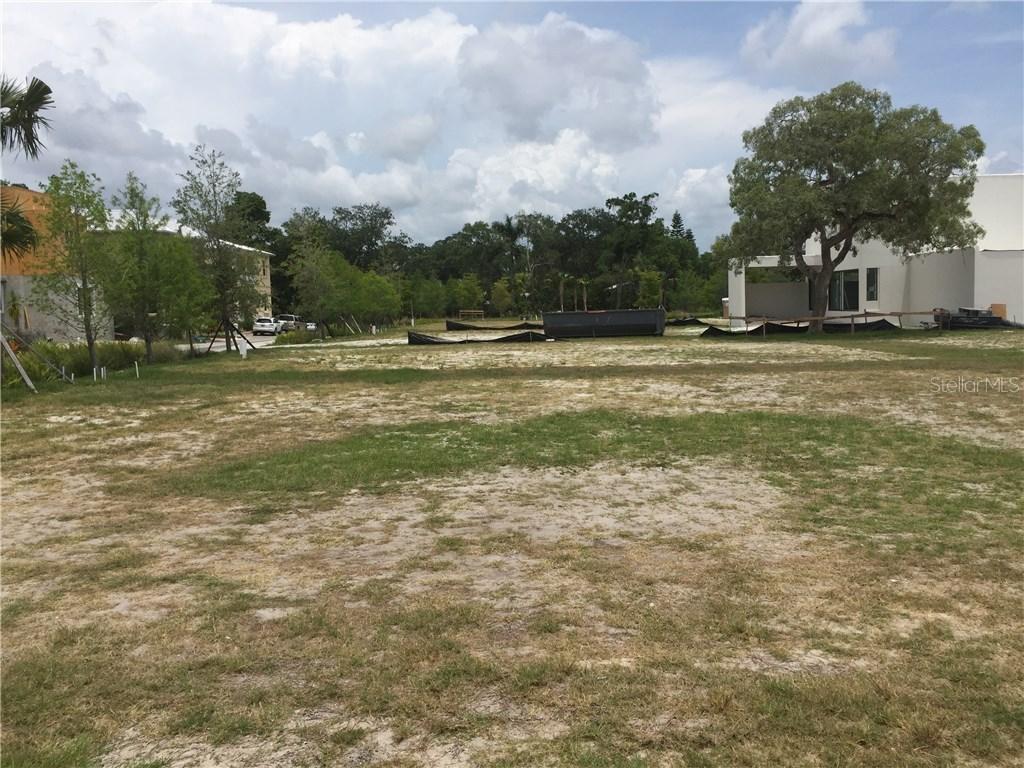 1670 Devonshire Ln., Sarasota, FL 34236