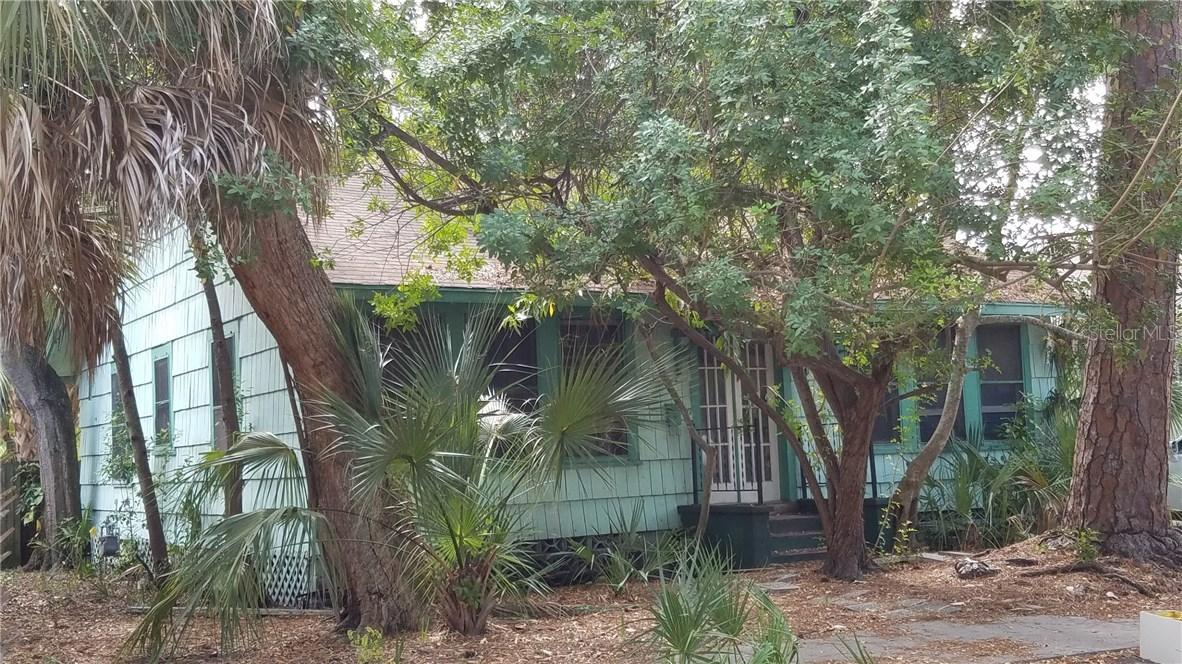 327 Julia Pl., Sarasota, FL 34236