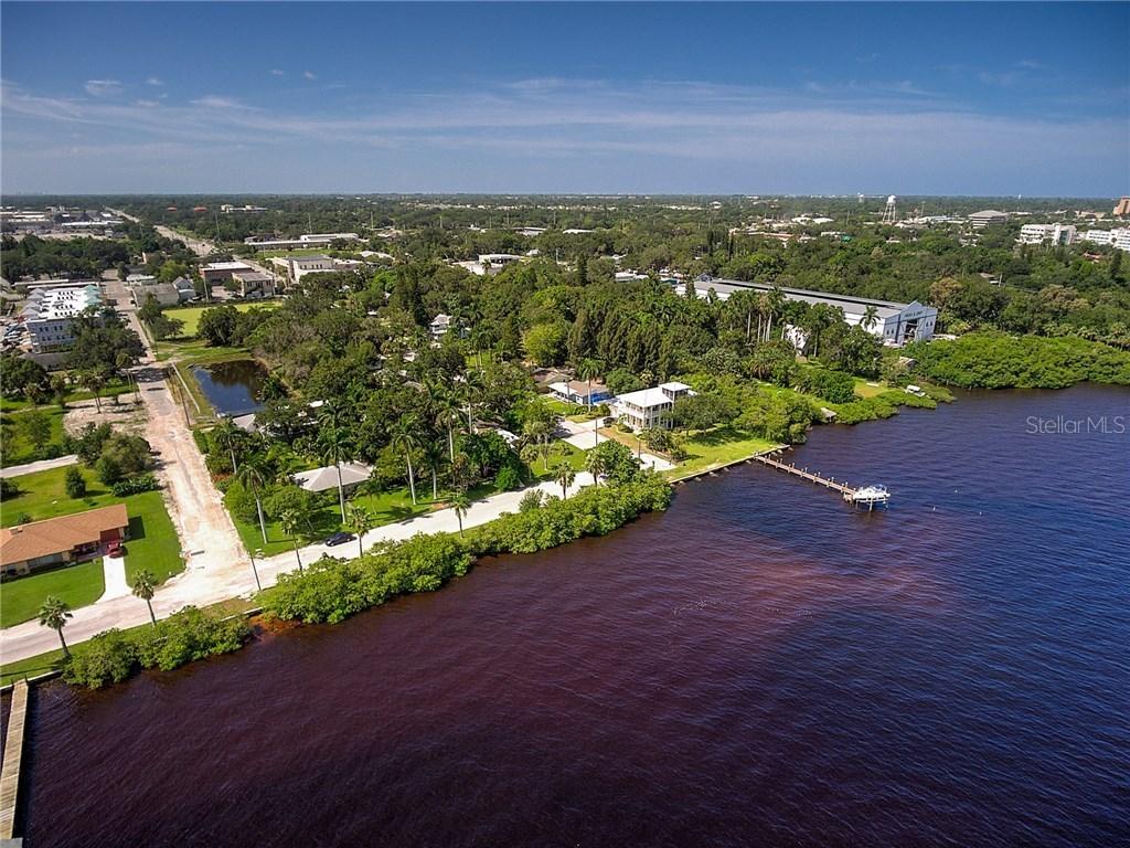 902 Riverside Dr., Bradenton, FL 34208