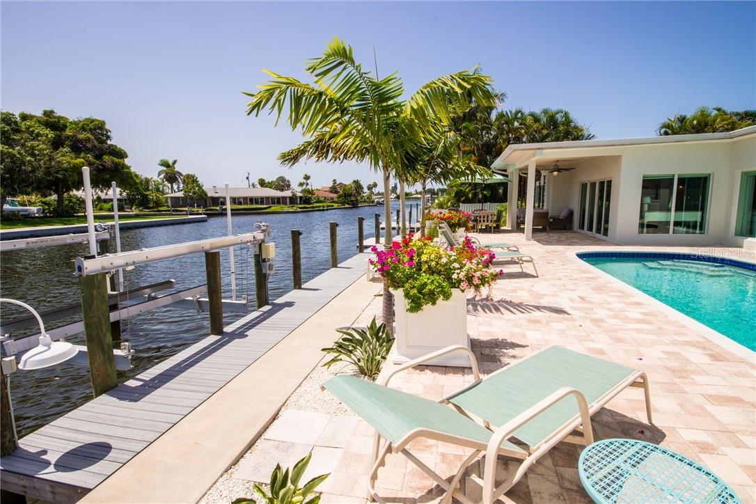 618 Hampshire Ln, Holmes Beach, FL 34217