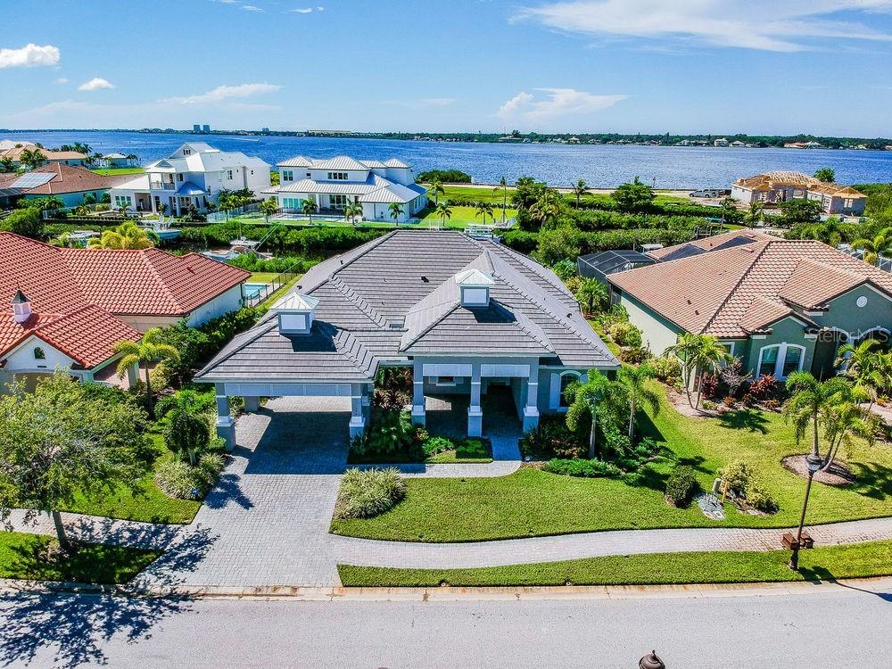 584 Fore Dr., Bradenton, FL 34208