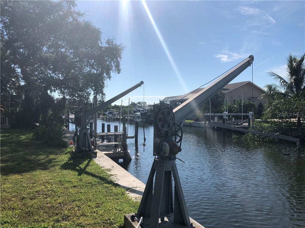 1633 Ridgewood Ln., Sarasota, FL 34231