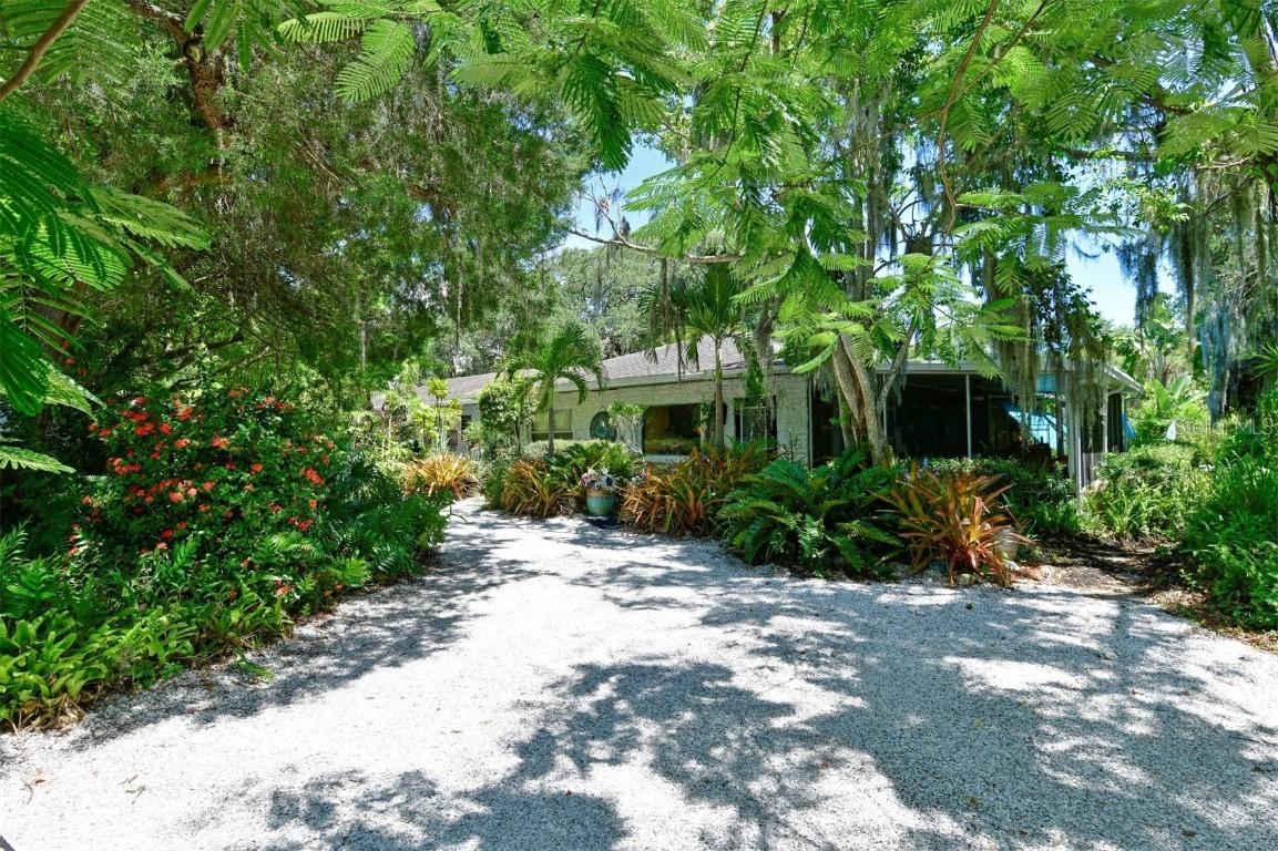 1420 1st Ave., Bradenton, FL 34208
