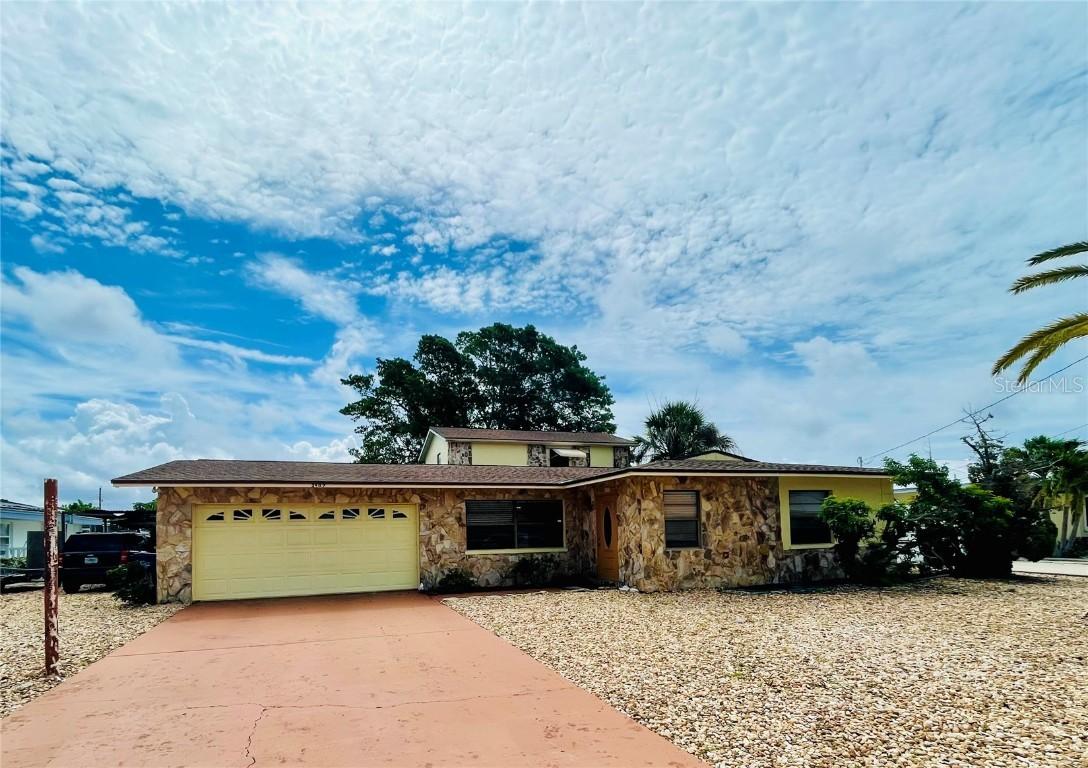 3907 100th St., Bradenton, FL 34210