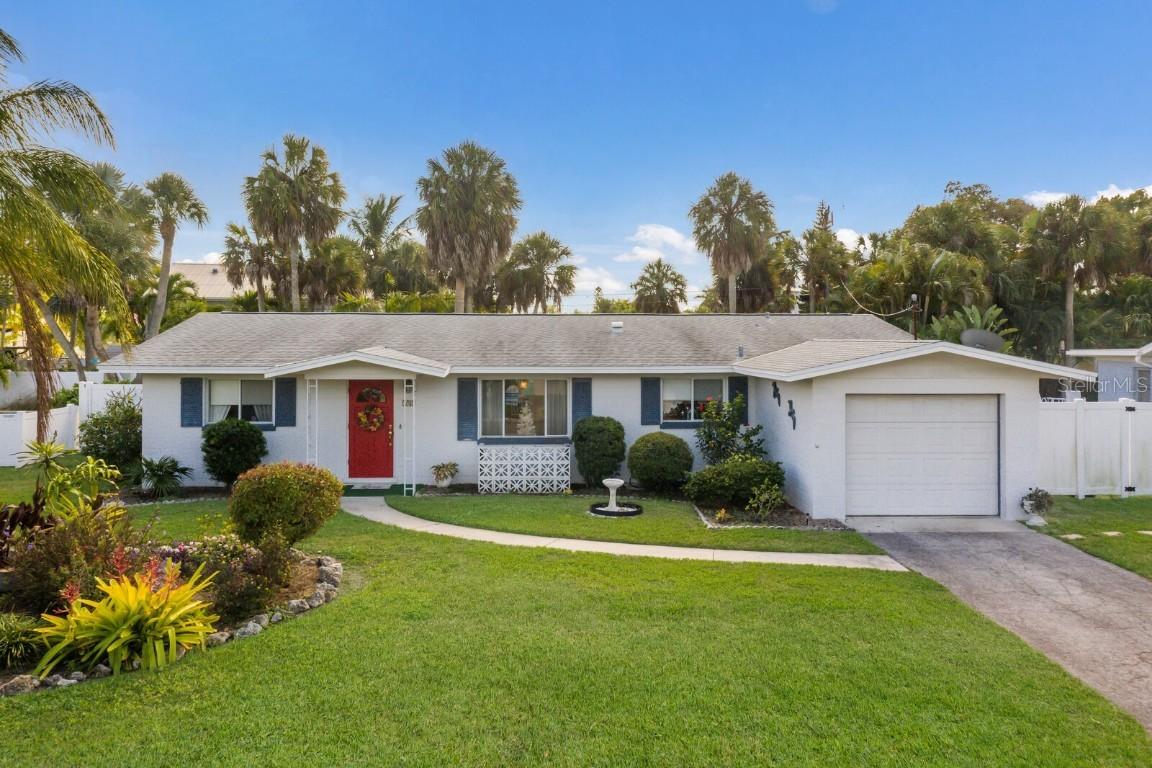407 Bay Palms Dr., Holmes Beach, FL 34217