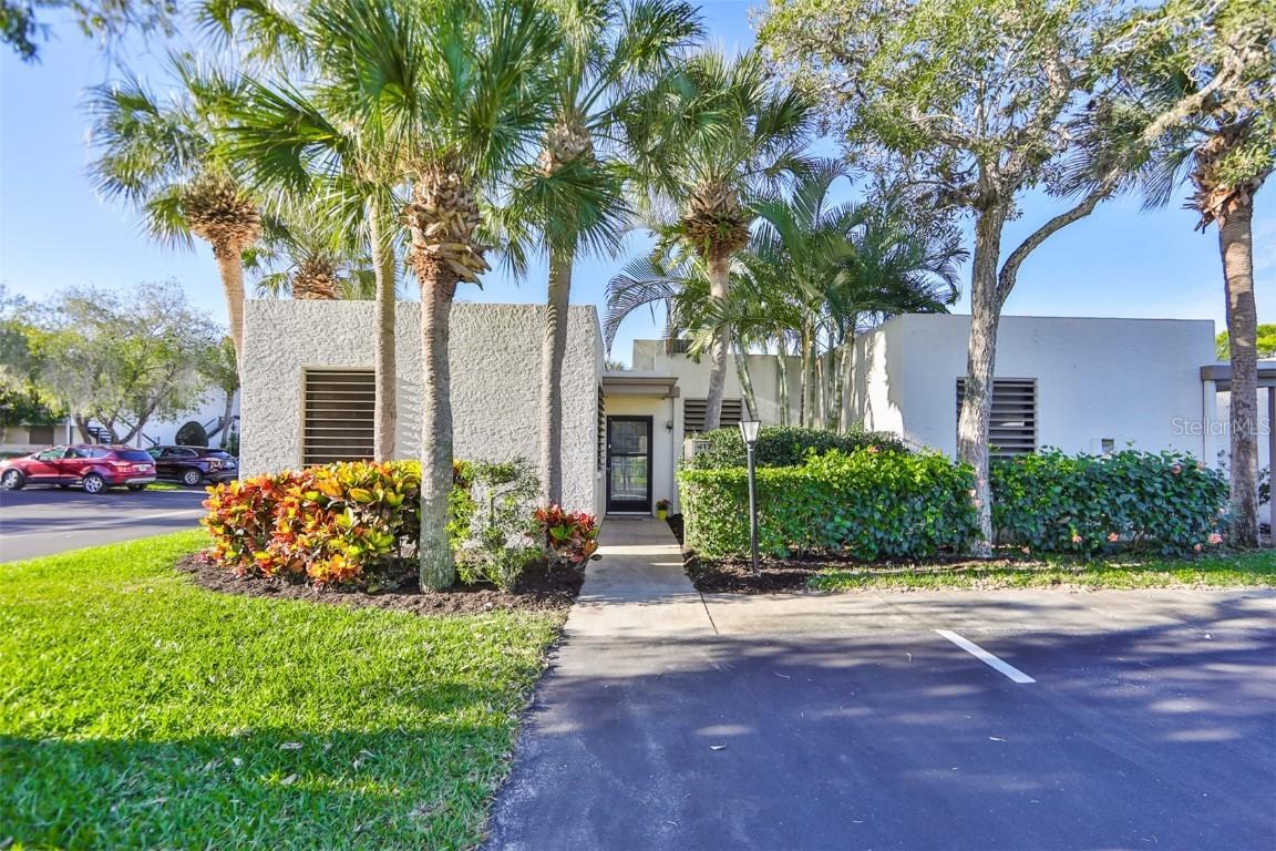 417 Palm Tree Dr., Bradenton, FL 34210