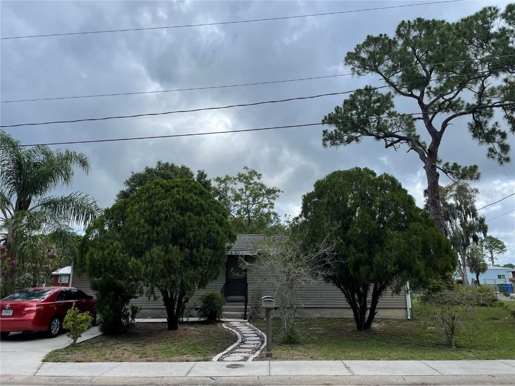 2521 8th Ave., Bradenton, FL 34208