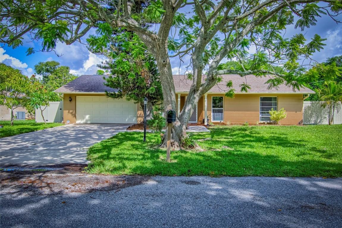 1127 De Leo Dr., Sarasota, FL 34243