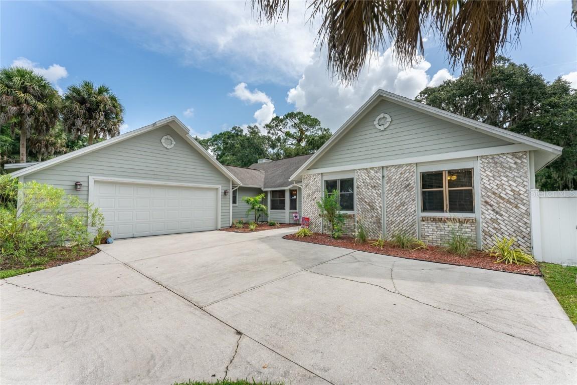 2049 E Leewynn Dr., Sarasota, FL 34240