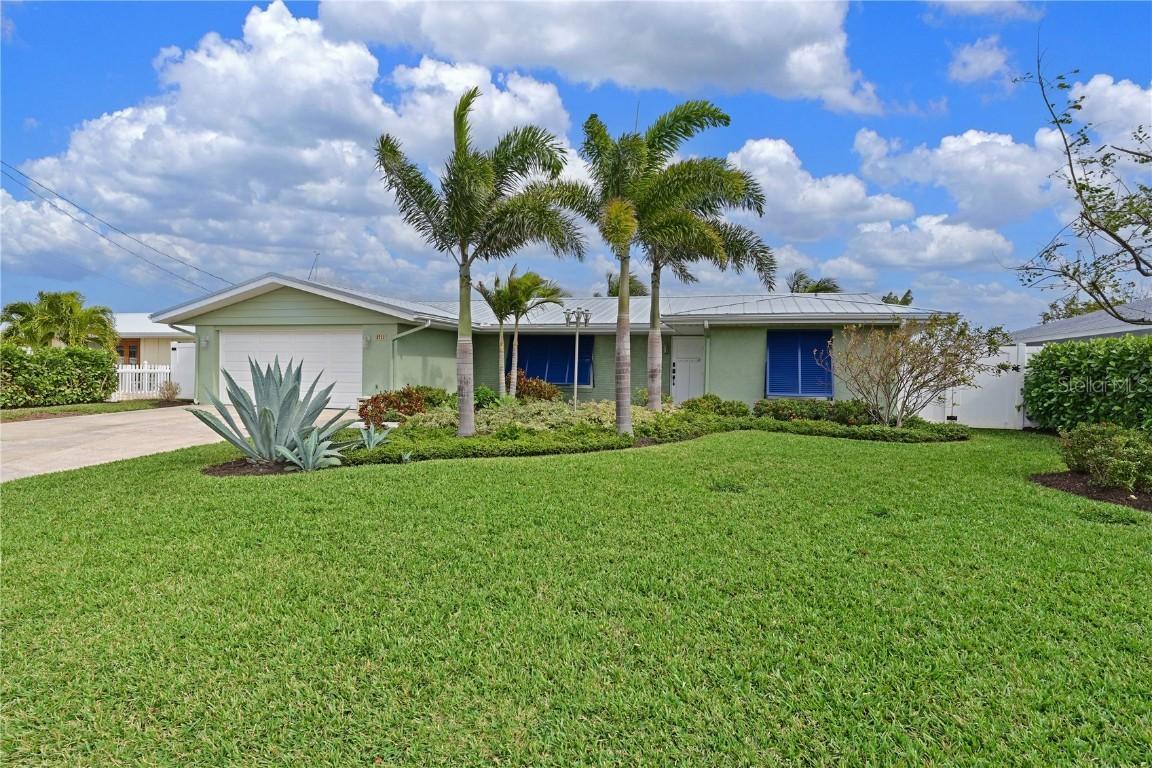 3711 Royal Palm Dr., Bradenton, FL 34210