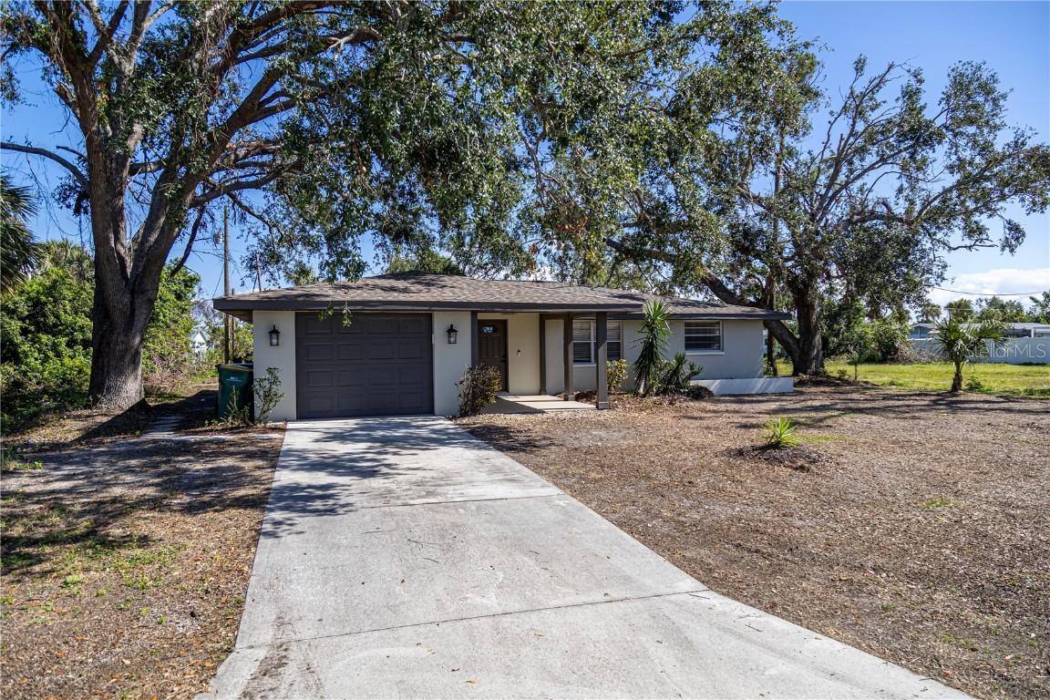 525 Ridgewood St., Port Charlotte, FL 33952
