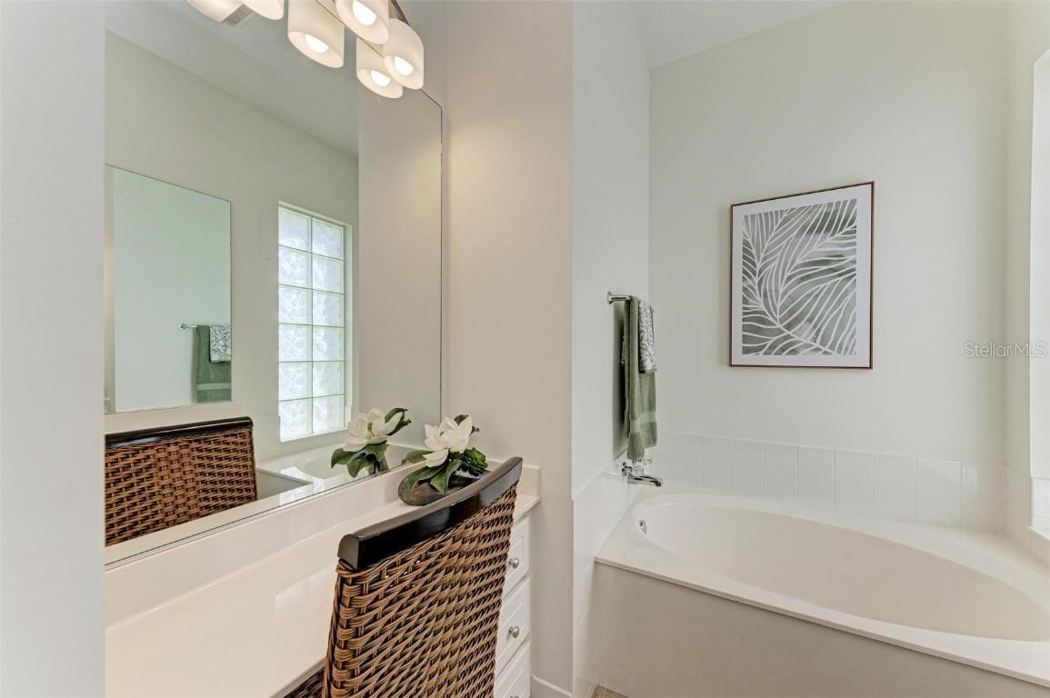 5821 Valente Pl., Sarasota, FL 34238