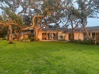 3350 Old Oak Dr., Sarasota, FL 34239