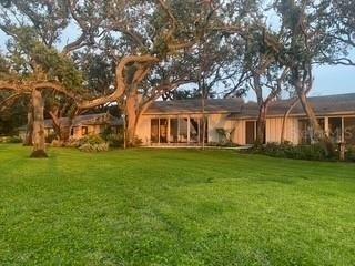 3350 Old Oak Dr., Sarasota, FL 34239
