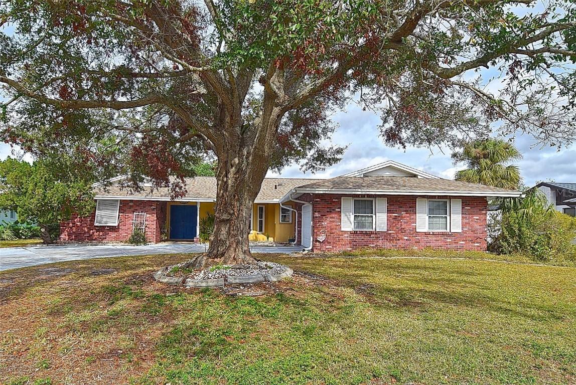 1864 Mid Ocean Cir., Sarasota, FL 34239