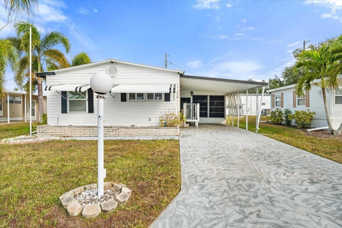 5205 5th St., Bradenton, FL 34203