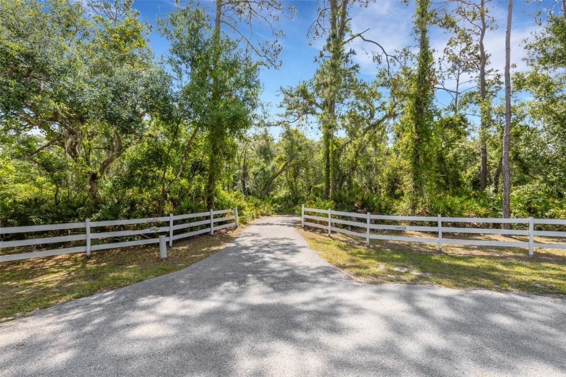 14018 Pine Woods Ln., Sarasota, FL 34240