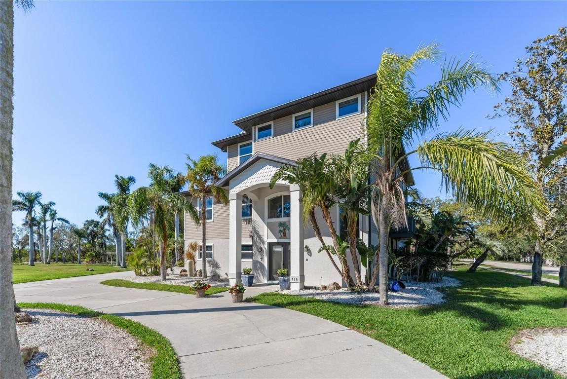 310 79th St., Bradenton, FL 34209